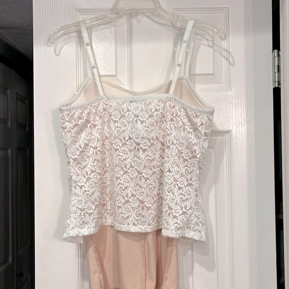 Camisole Beautiful White Lace. Has padded built in bra with fresh color slip. - Picture 14 of 14